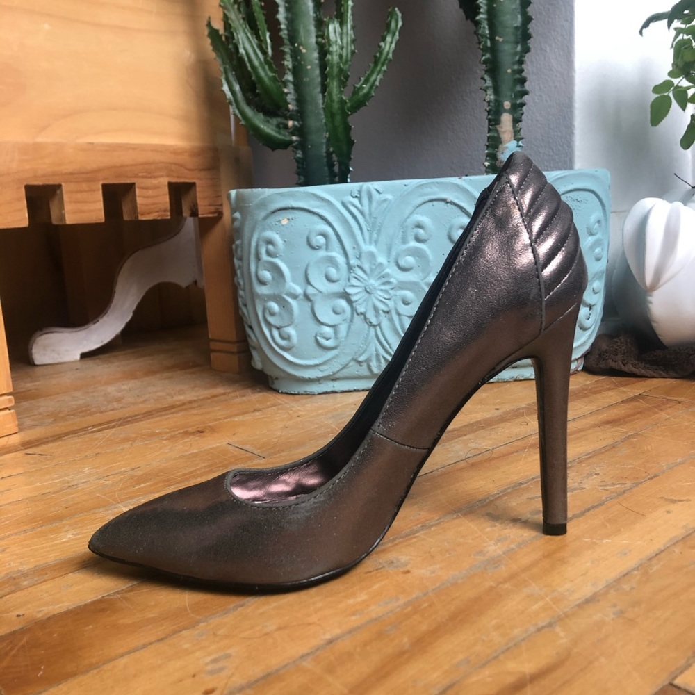 STEVE MADDEN METALLIC HEELS!